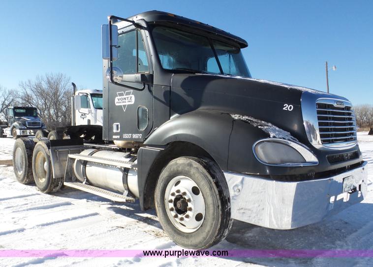 image for item J8801 2001 Freightliner Columbia semi truck