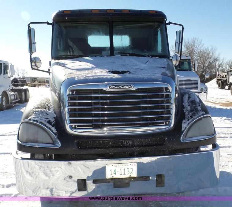 image for item J8801 2001 Freightliner Columbia semi truck