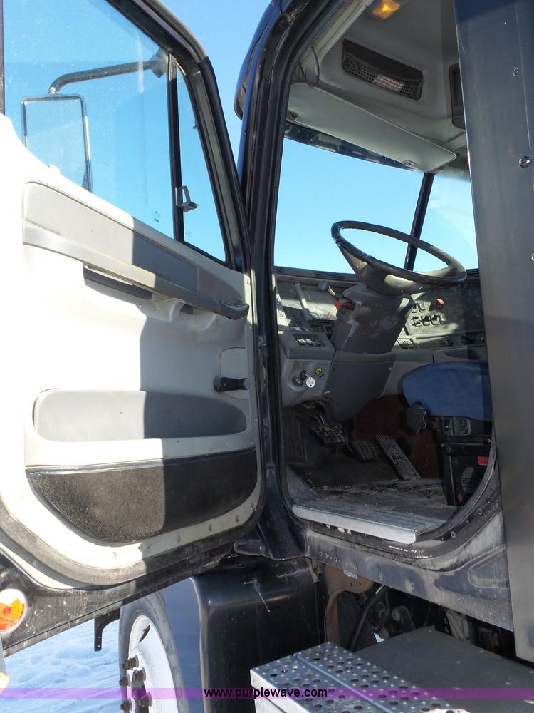 image for item J8801 2001 Freightliner Columbia semi truck