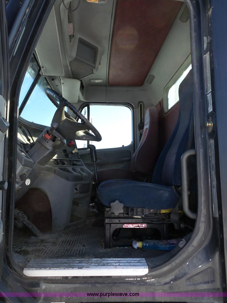 image for item J8801 2001 Freightliner Columbia semi truck