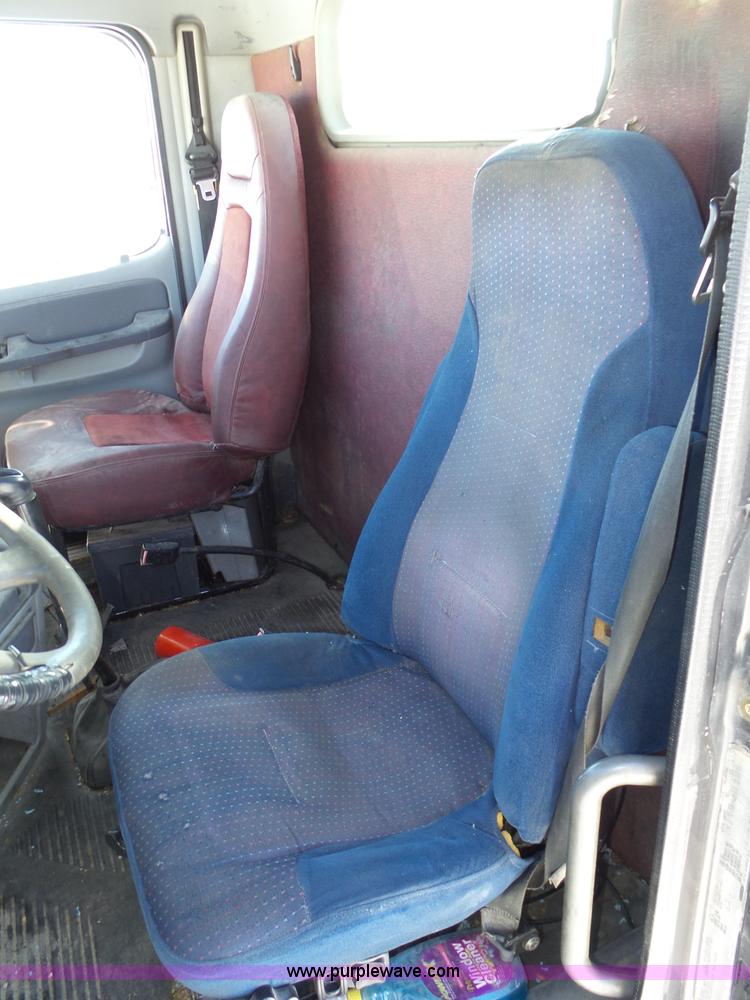 image for item J8801 2001 Freightliner Columbia semi truck