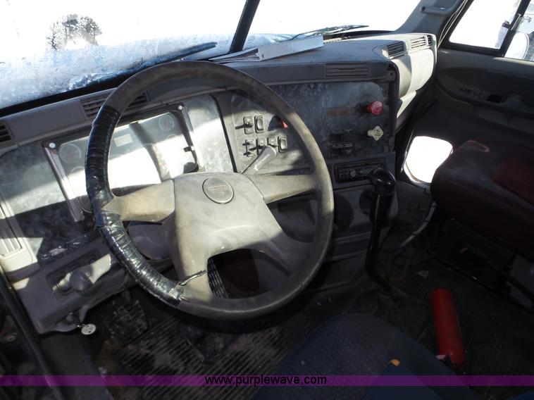 image for item J8801 2001 Freightliner Columbia semi truck