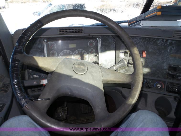 image for item J8801 2001 Freightliner Columbia semi truck