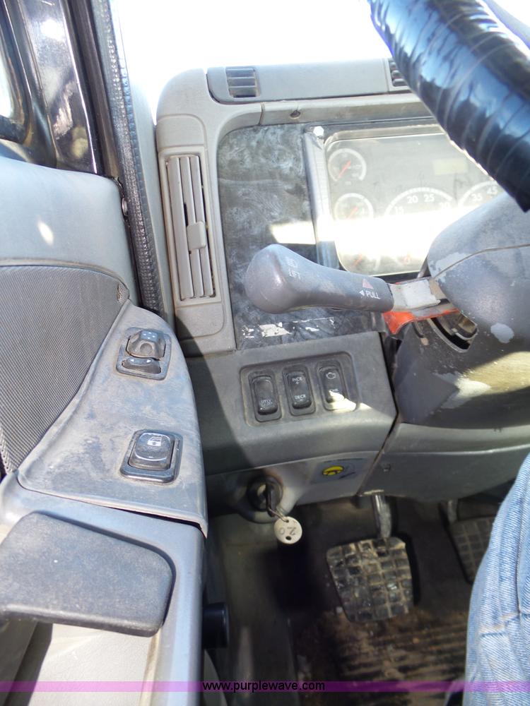 image for item J8801 2001 Freightliner Columbia semi truck