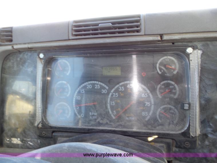 image for item J8801 2001 Freightliner Columbia semi truck