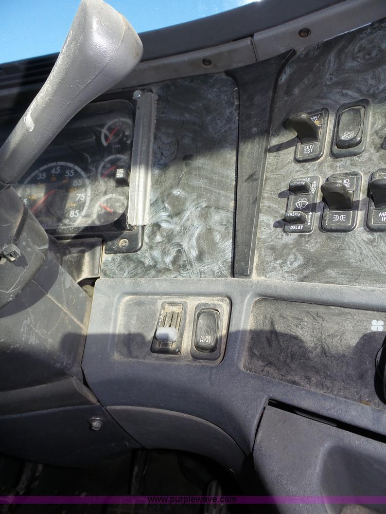 image for item J8801 2001 Freightliner Columbia semi truck