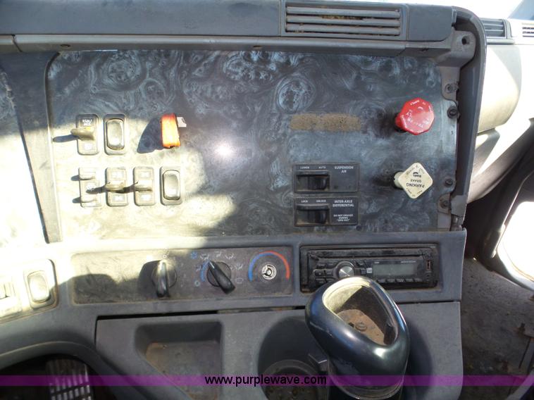 image for item J8801 2001 Freightliner Columbia semi truck