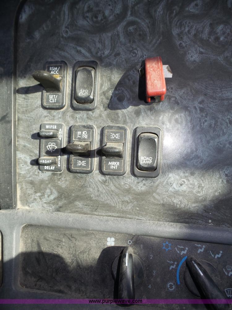 image for item J8801 2001 Freightliner Columbia semi truck