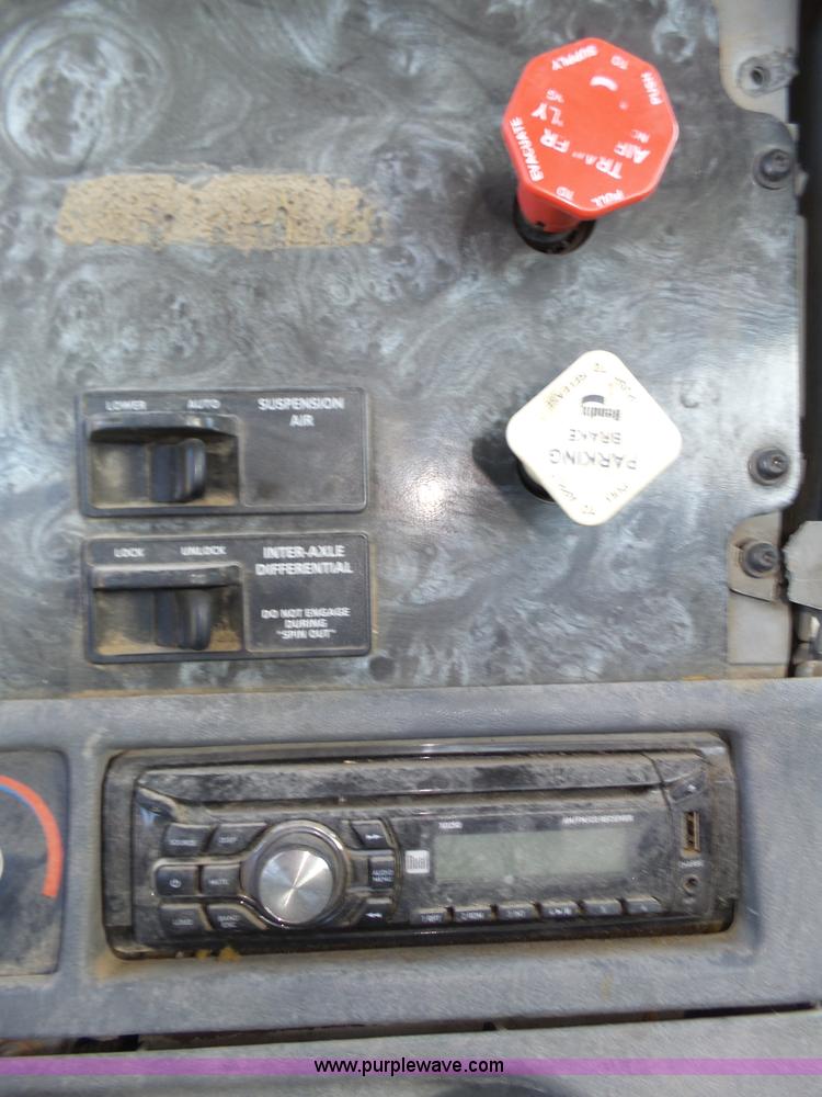 image for item J8801 2001 Freightliner Columbia semi truck