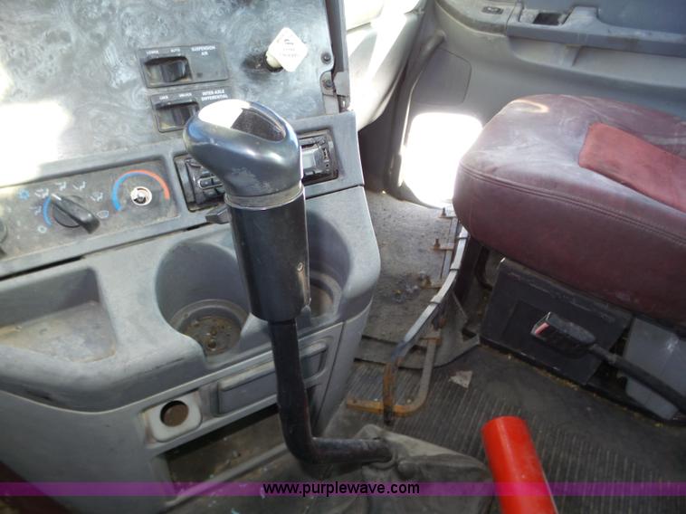 image for item J8801 2001 Freightliner Columbia semi truck