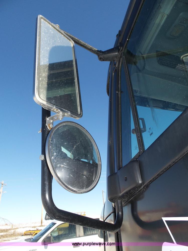 image for item J8801 2001 Freightliner Columbia semi truck