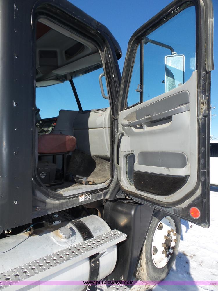 image for item J8801 2001 Freightliner Columbia semi truck