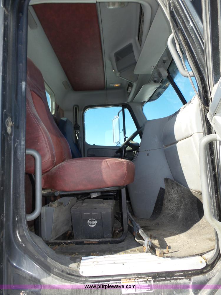 image for item J8801 2001 Freightliner Columbia semi truck