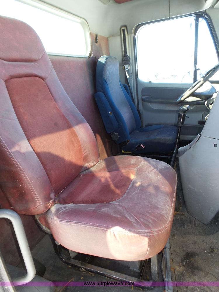 image for item J8801 2001 Freightliner Columbia semi truck