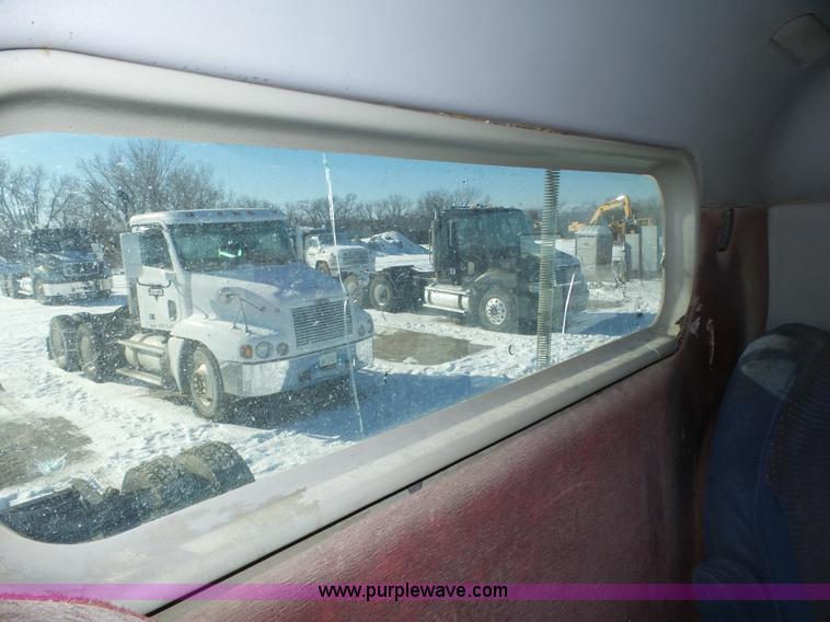 image for item J8801 2001 Freightliner Columbia semi truck