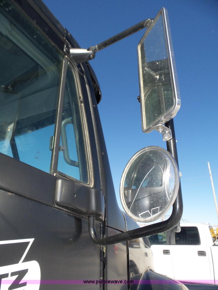 image for item J8801 2001 Freightliner Columbia semi truck