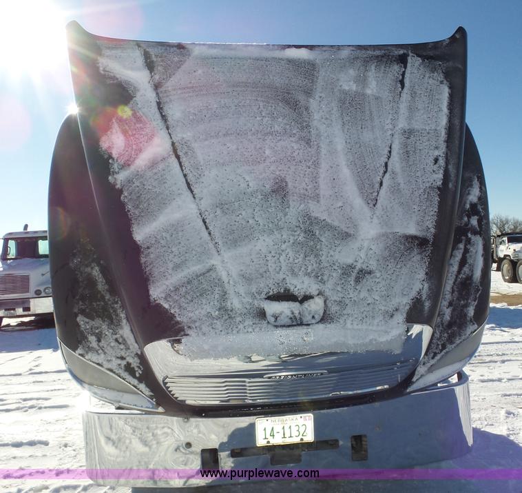 image for item J8801 2001 Freightliner Columbia semi truck