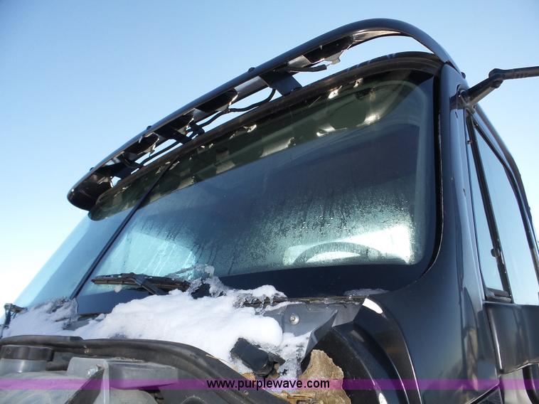 image for item J8801 2001 Freightliner Columbia semi truck