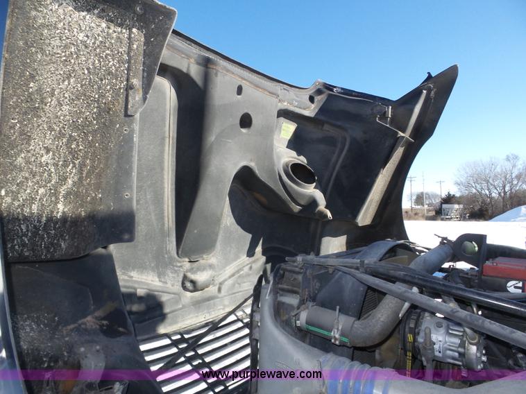 image for item J8801 2001 Freightliner Columbia semi truck