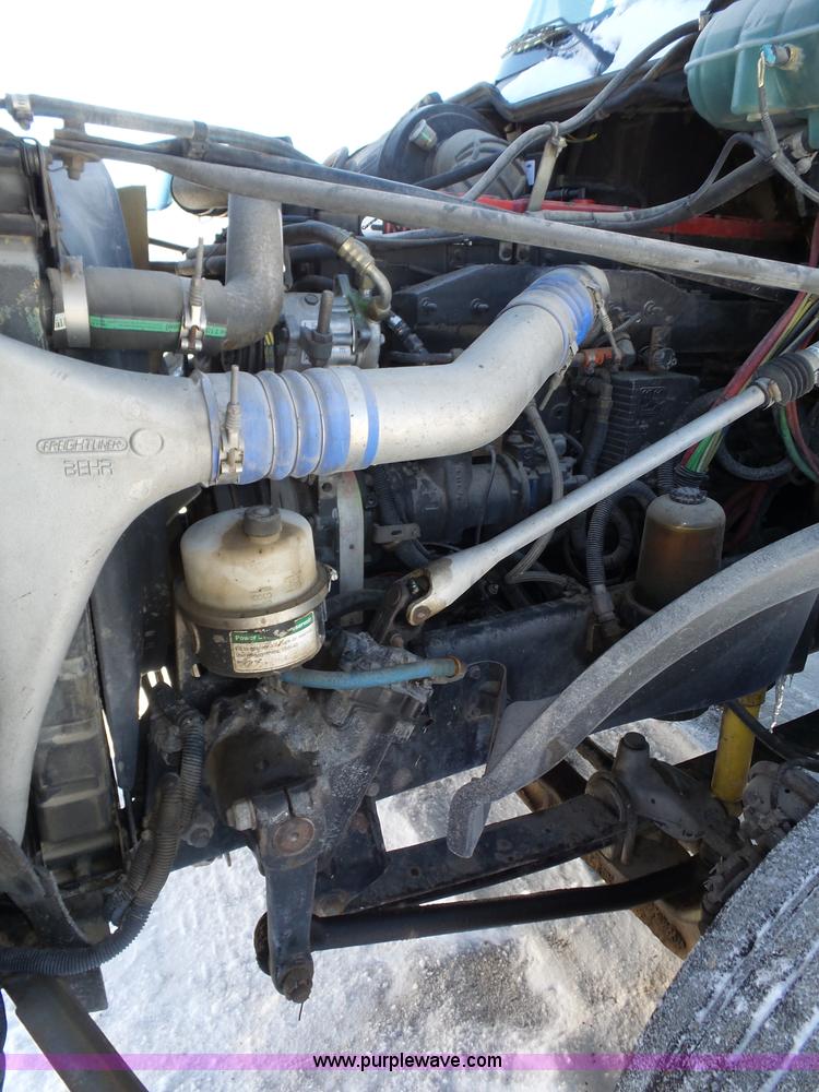 image for item J8801 2001 Freightliner Columbia semi truck