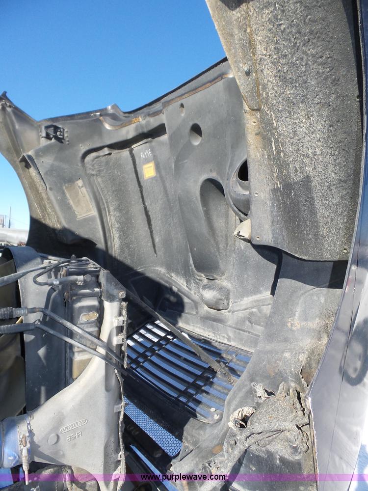 image for item J8801 2001 Freightliner Columbia semi truck