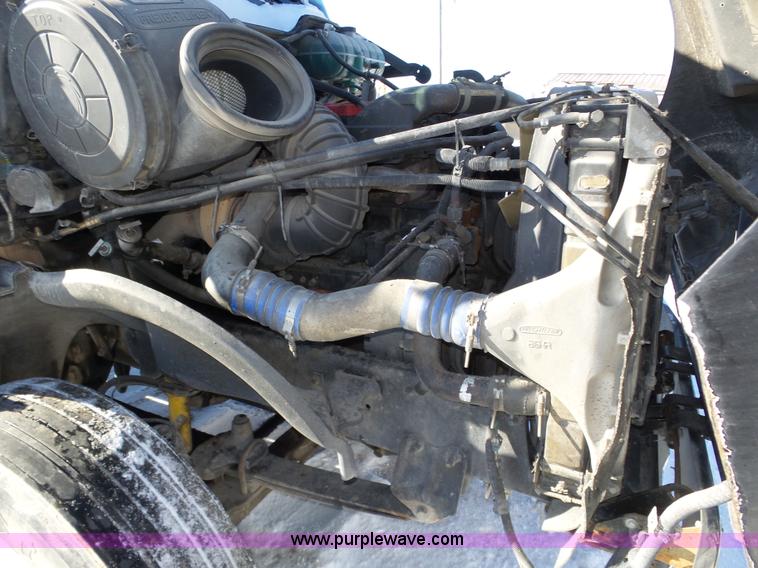 image for item J8801 2001 Freightliner Columbia semi truck