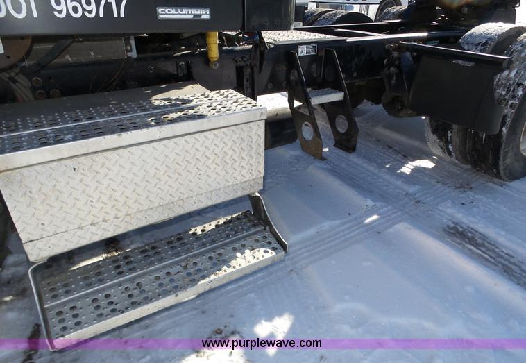 image for item J8801 2001 Freightliner Columbia semi truck