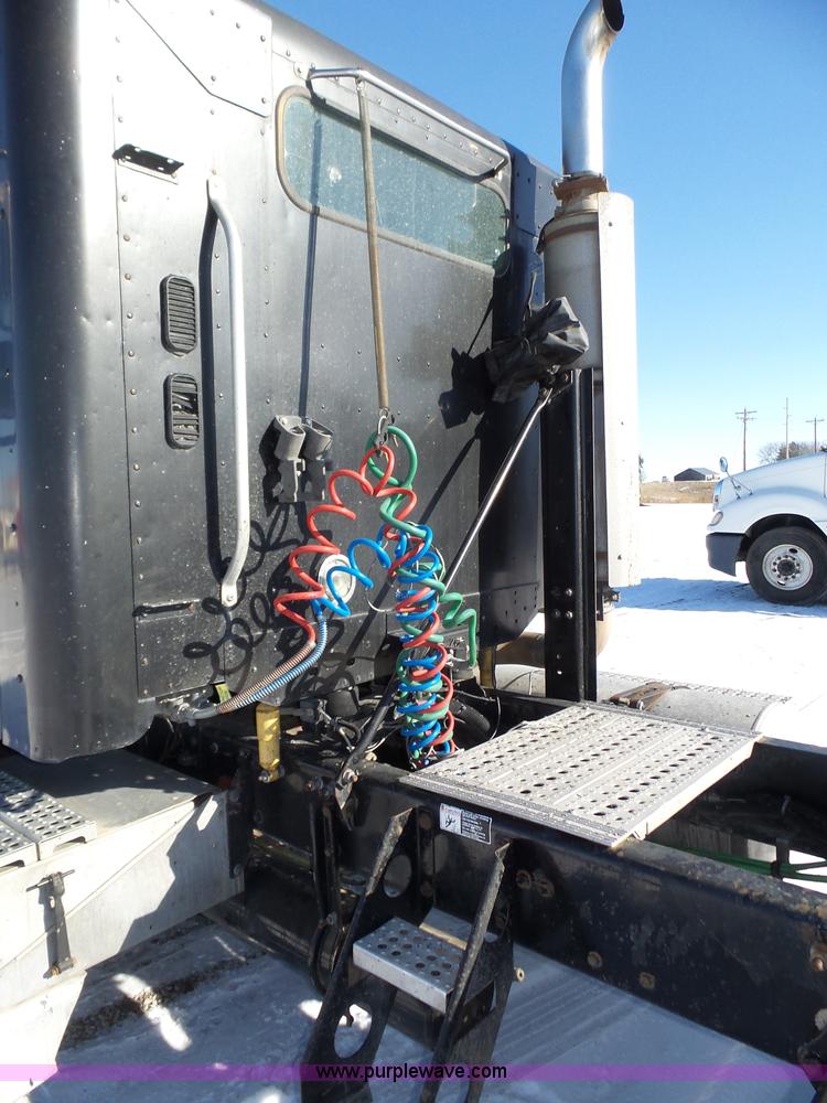 image for item J8801 2001 Freightliner Columbia semi truck