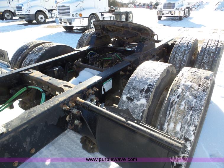 image for item J8801 2001 Freightliner Columbia semi truck