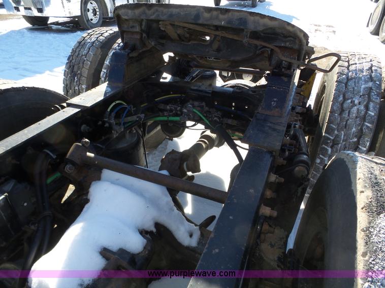 image for item J8801 2001 Freightliner Columbia semi truck