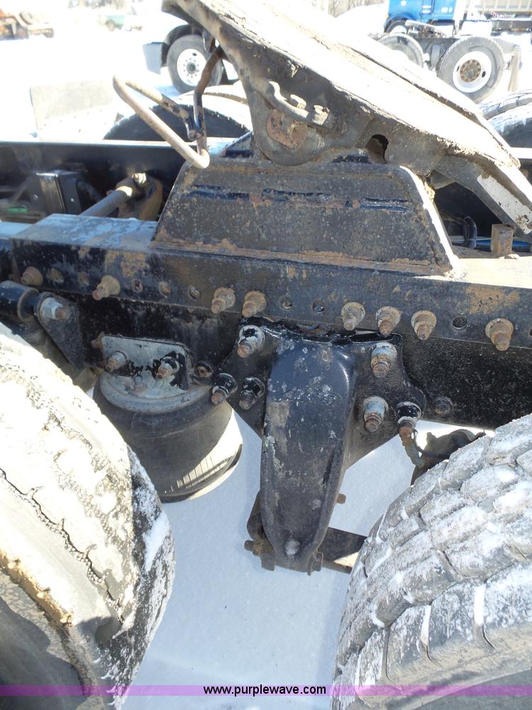 image for item J8801 2001 Freightliner Columbia semi truck