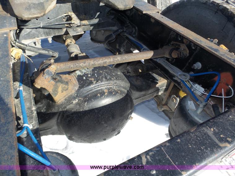 image for item J8801 2001 Freightliner Columbia semi truck