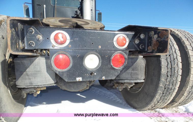 image for item J8801 2001 Freightliner Columbia semi truck