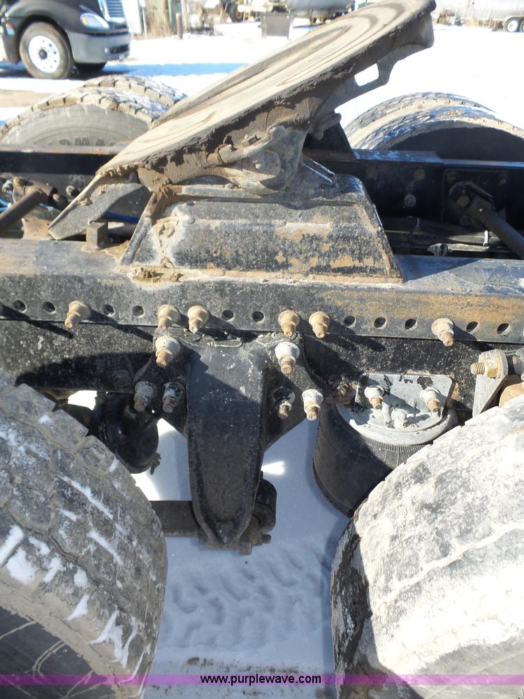 image for item J8801 2001 Freightliner Columbia semi truck