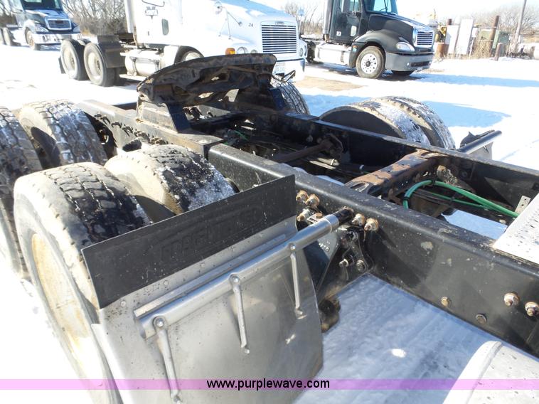 image for item J8801 2001 Freightliner Columbia semi truck