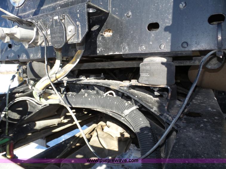 image for item J8801 2001 Freightliner Columbia semi truck