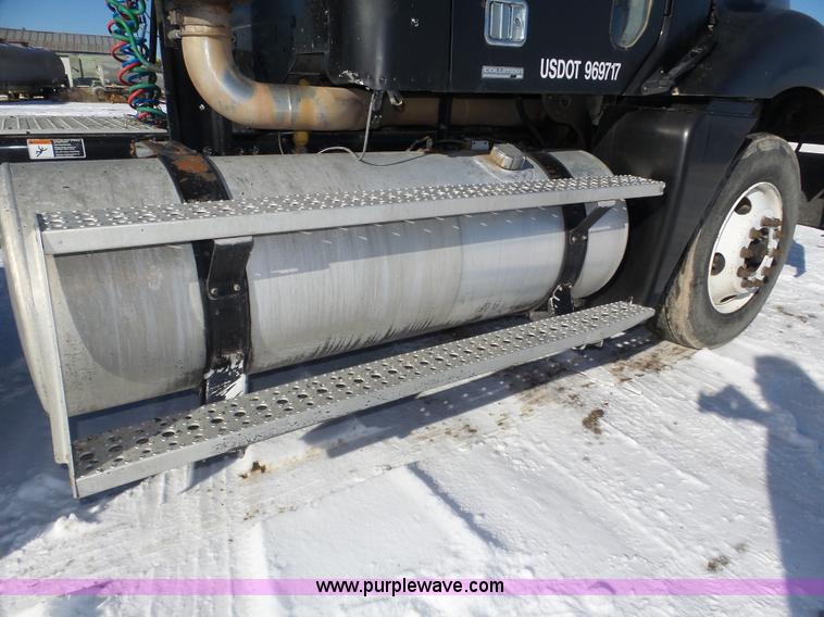 image for item J8801 2001 Freightliner Columbia semi truck