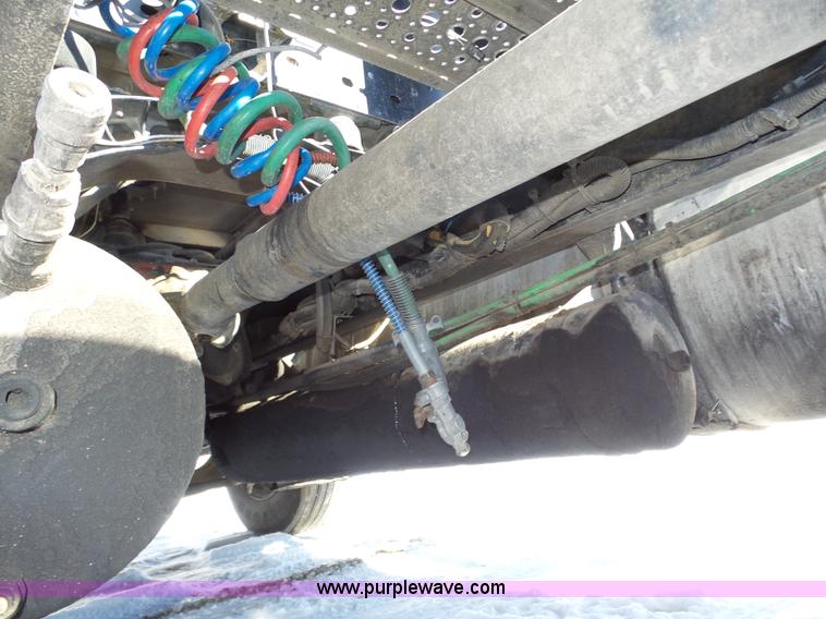 image for item J8801 2001 Freightliner Columbia semi truck