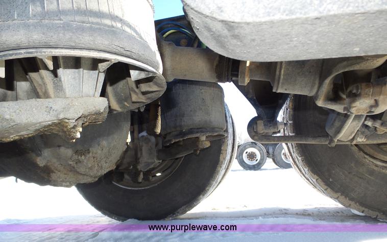 image for item J8801 2001 Freightliner Columbia semi truck