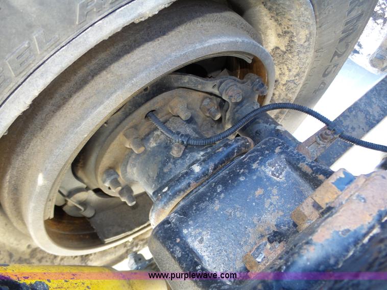 image for item J8801 2001 Freightliner Columbia semi truck