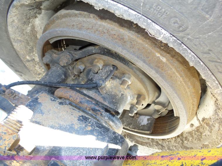 image for item J8801 2001 Freightliner Columbia semi truck