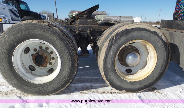 image for item J8801 2001 Freightliner Columbia semi truck