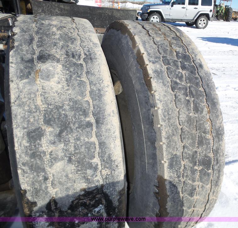 image for item J8801 2001 Freightliner Columbia semi truck