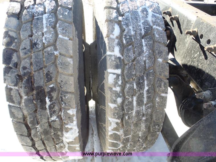 image for item J8801 2001 Freightliner Columbia semi truck