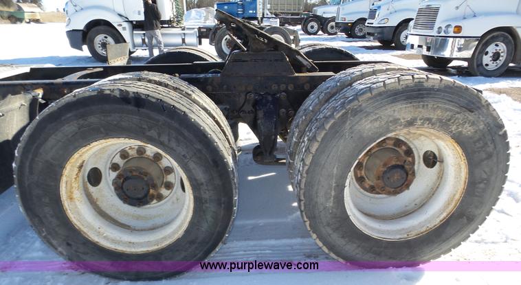 image for item J8801 2001 Freightliner Columbia semi truck