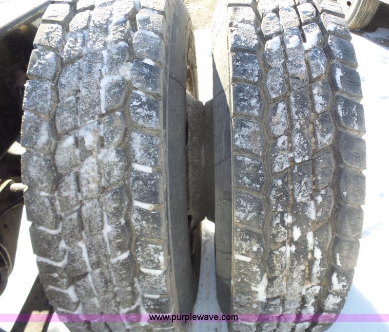 image for item J8801 2001 Freightliner Columbia semi truck