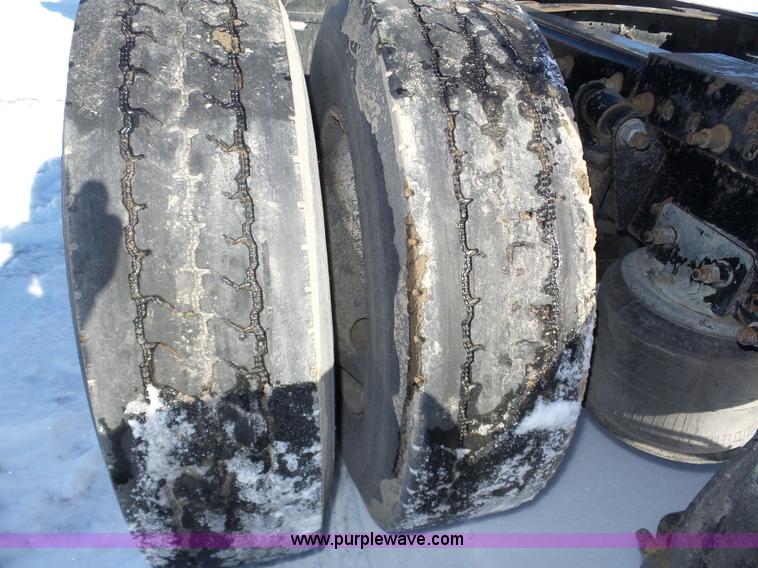 image for item J8801 2001 Freightliner Columbia semi truck