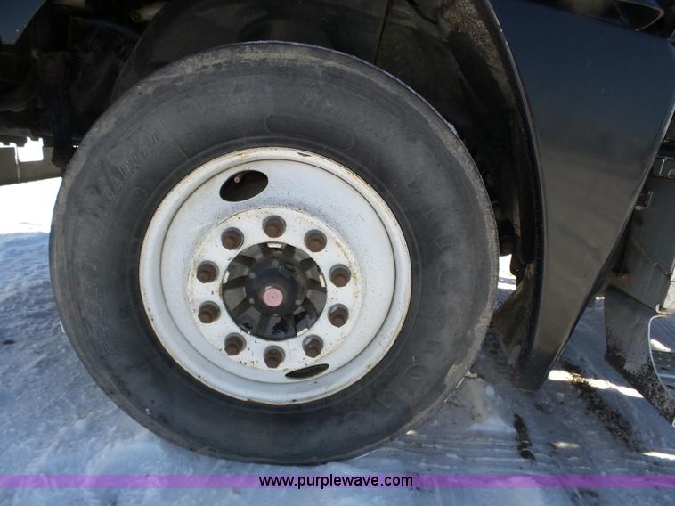 image for item J8801 2001 Freightliner Columbia semi truck