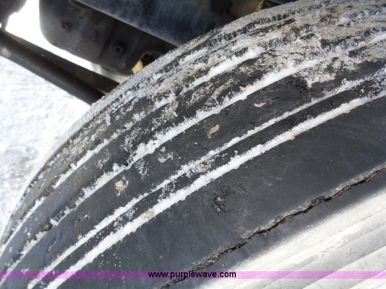 image for item J8801 2001 Freightliner Columbia semi truck