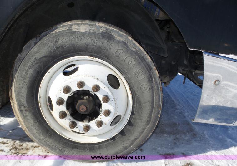 image for item J8801 2001 Freightliner Columbia semi truck